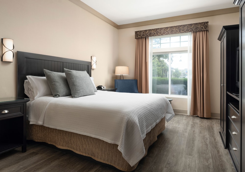 Premier Suite, 1 King Bed with Sofa bed photo 2
