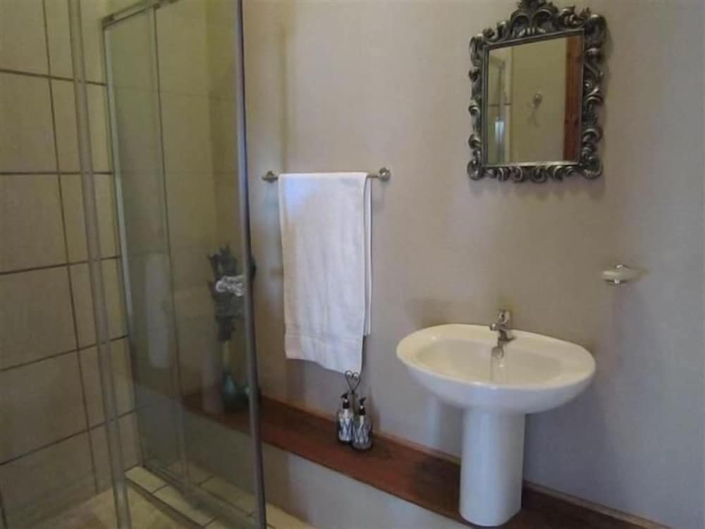 Queen Room photo 2