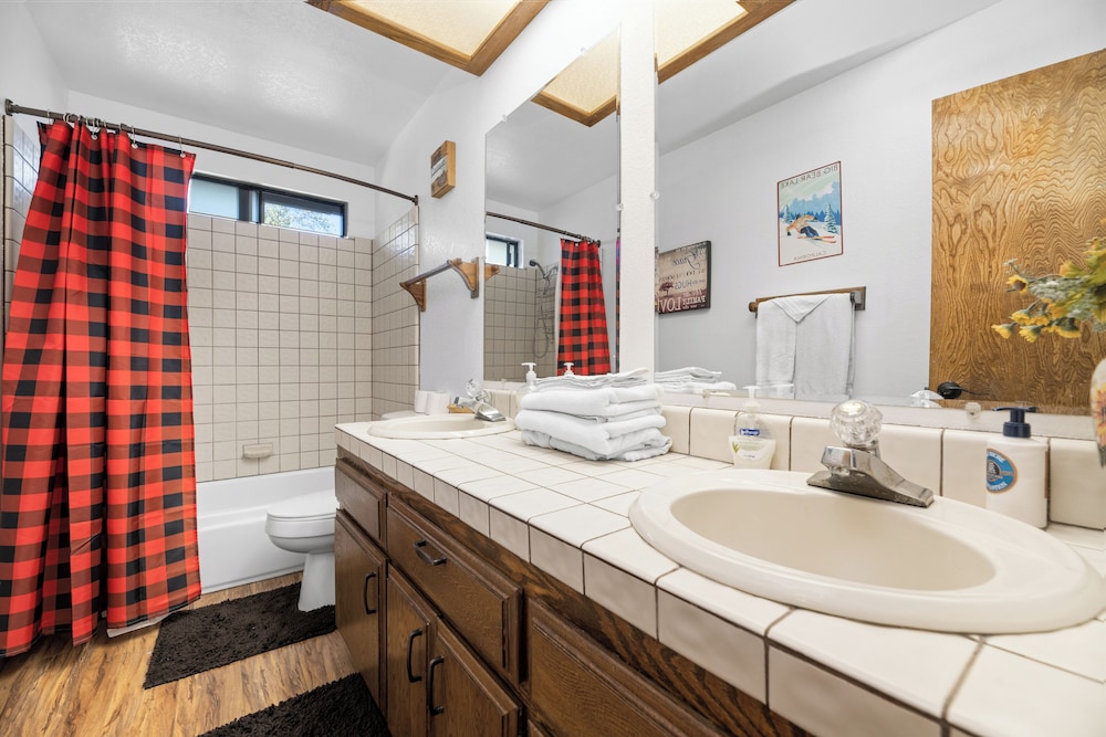 House, Multiple Beds, Hot Tub, Mountain View photo 3