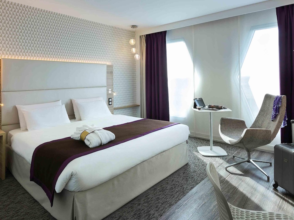 Suite, 1 King Bed with Sofa bed photo 1