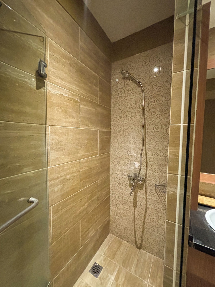Suite, 1 Bedroom - Photo 16