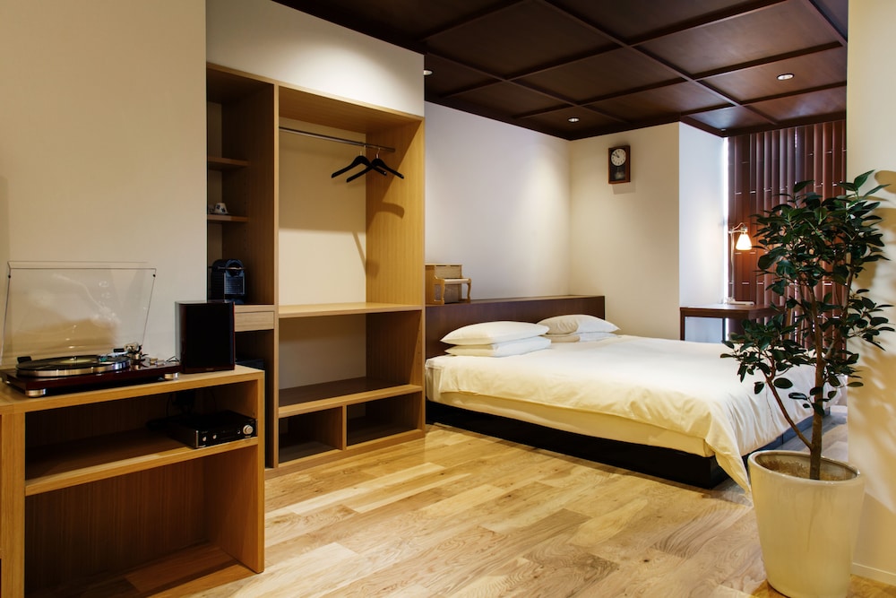 Design Room (Semi Suite) - Photo 3