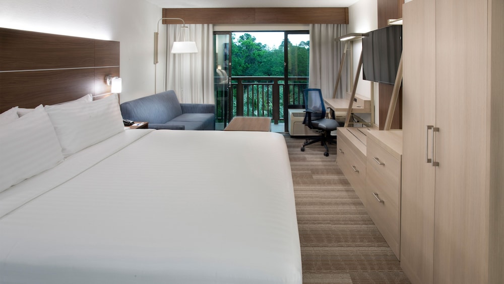 Standard Room, 1 King Bed, Pool View (Walk-In Shower)