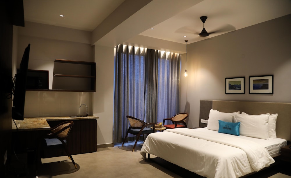 Premium Double Room, 1 King Bed, Non Smoking, City View photo 1