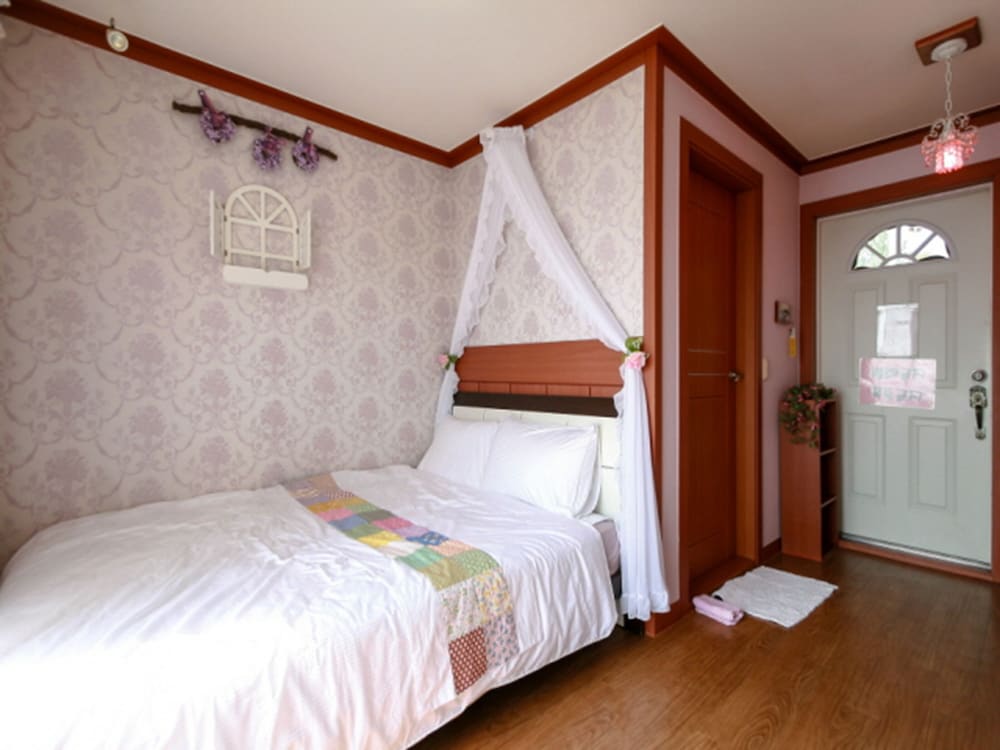 Room (Ivy) - Photo 5