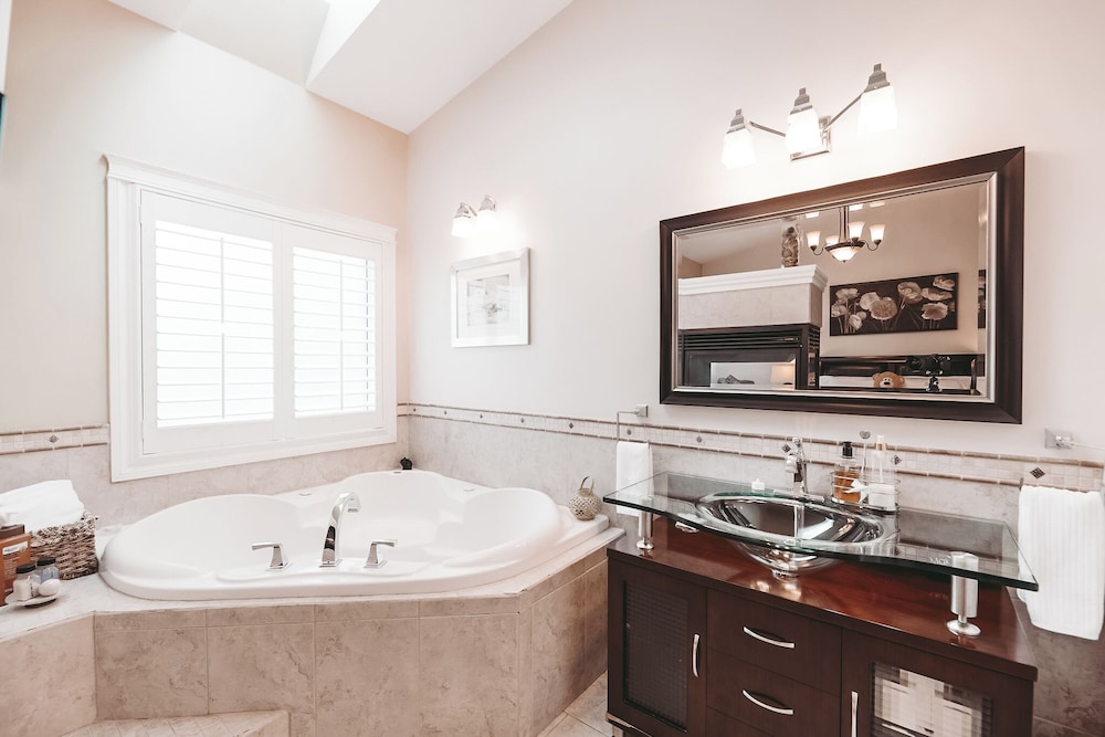 Luxury Suite thumbnail 5