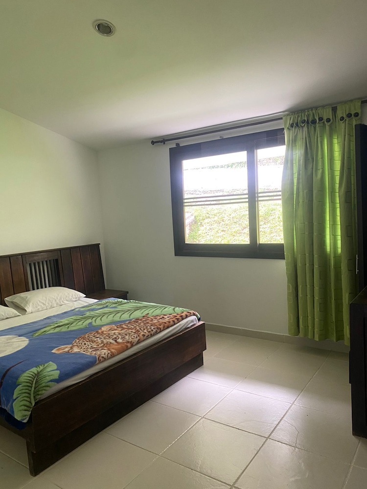 Signature Room, 5 Bedrooms, Lake View photo 2