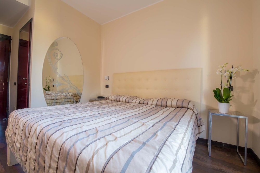 Double or Twin Room, Balcony, Partial Lake View photo 3