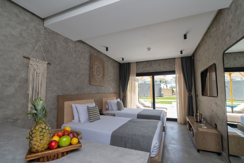 Executive Pool & Jacuzzi Suite (Posh Club)