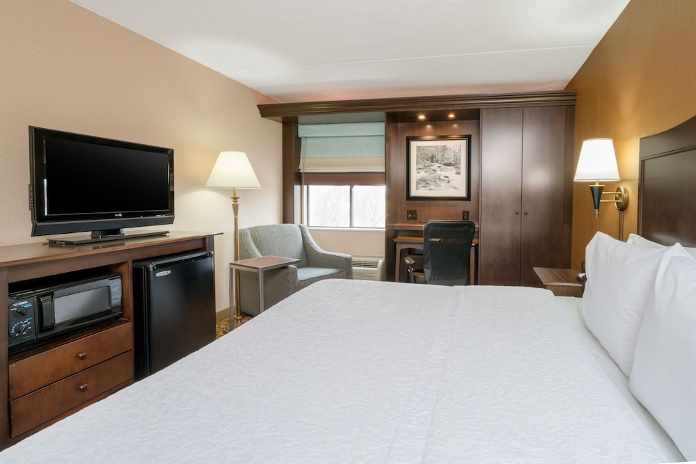 1 King Bed Room, Accessible, Bathtub - Photo 2
