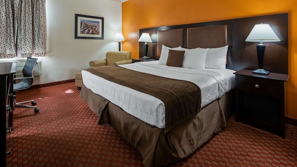 Suite, 1 King Bed, Non Smoking, Jetted Tub (No Pets In Room Type) photo 2