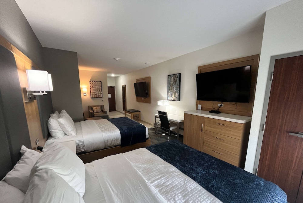 Suite, Multiple Beds (2 TVs) - Photo 5
