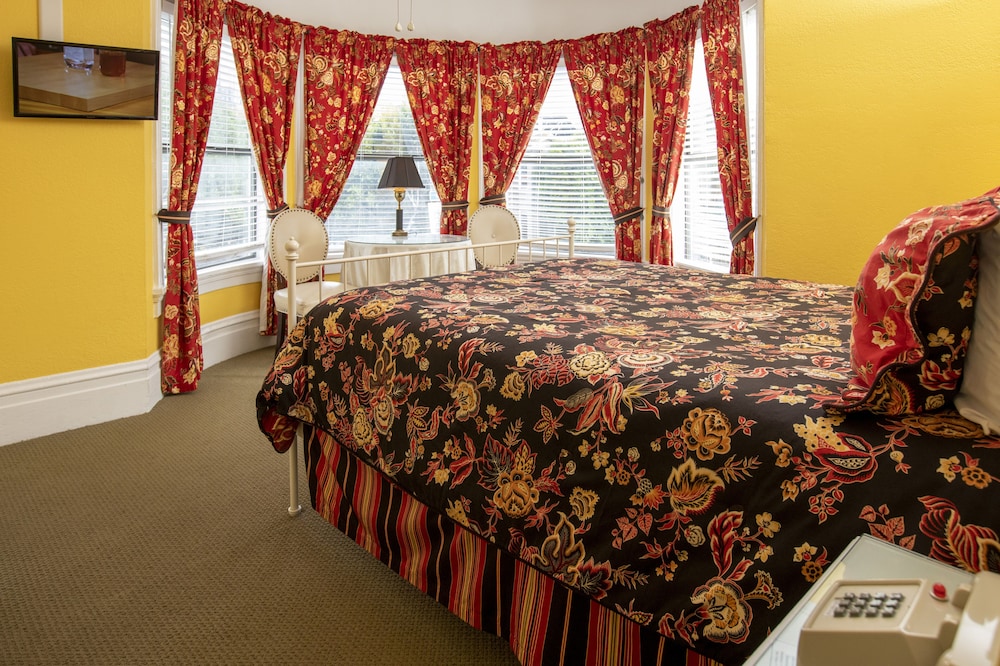 Double Room, Shared Bathroom, City View