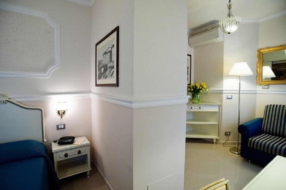 Deluxe Double Room - Photo 10