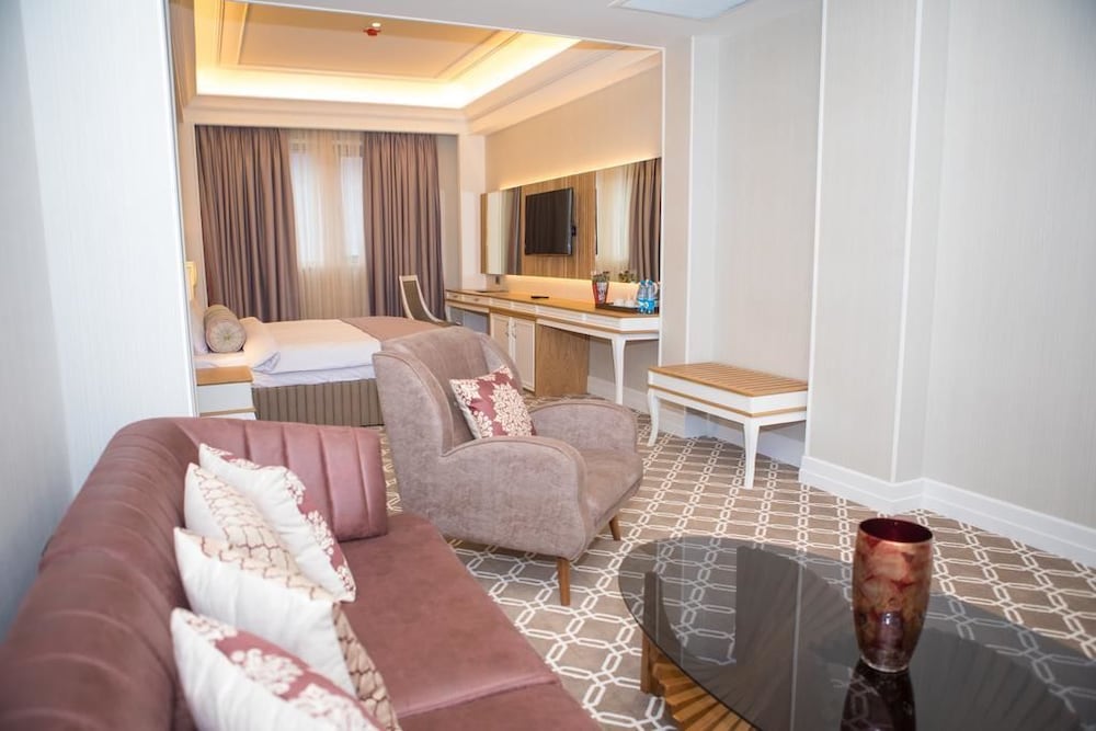 Junior Suite, 1 King Bed - Photo 2
