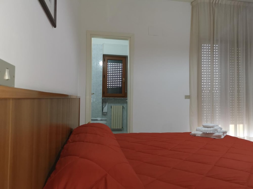 Standard Double or Twin Room - Photo 3