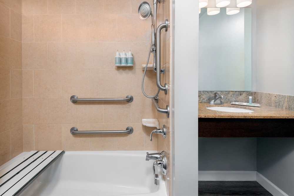 Studio Suite, 2 Queen Beds (Mobility/Hearing Accessible, Tub) photo 3