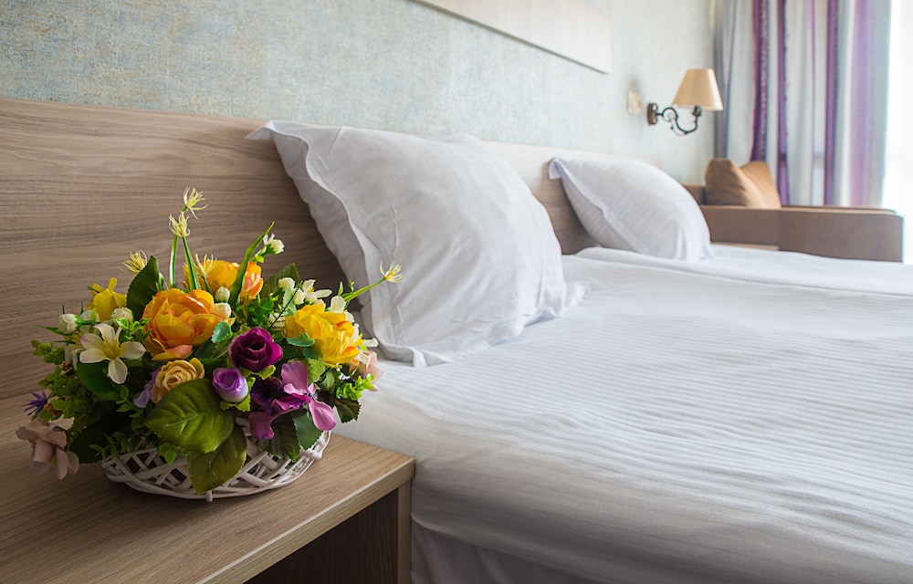 Standard Double Room (Free Parking) thumbnail 5