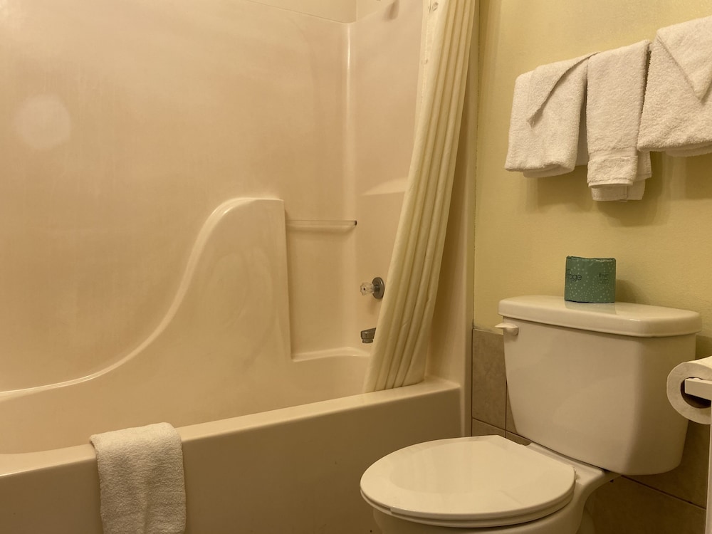 Standard Room, 2 Queen Beds, Smoking photo 3