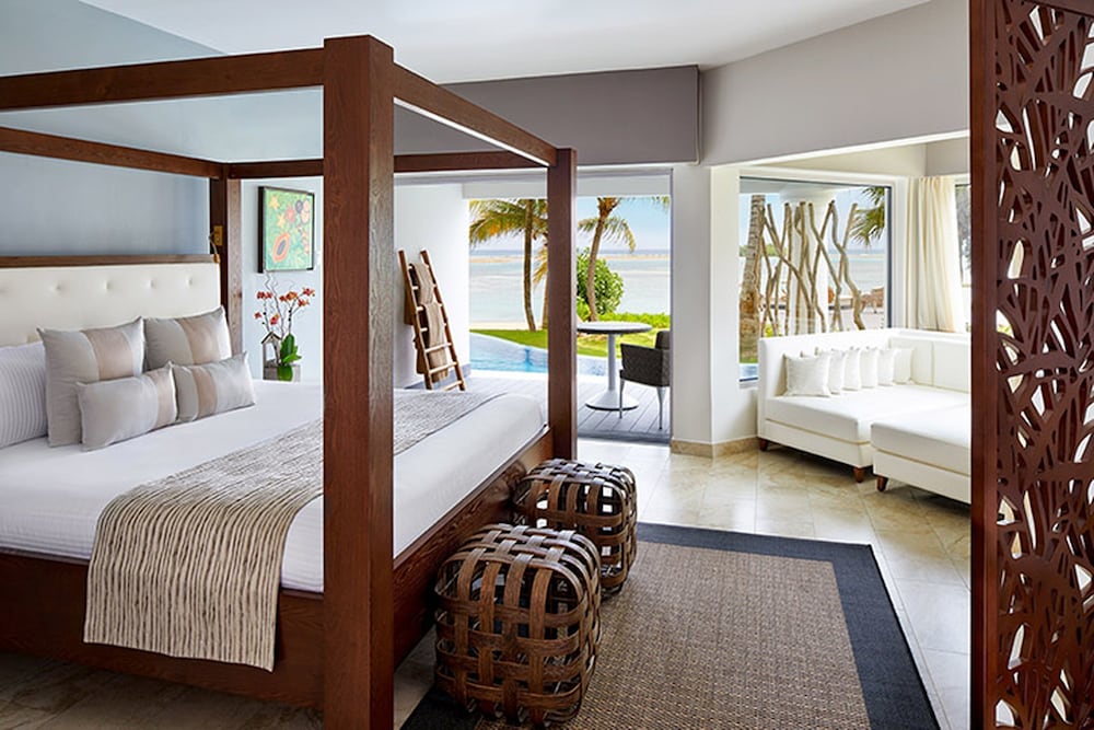 Junior Suite Swim Out Tropical View King photo 3