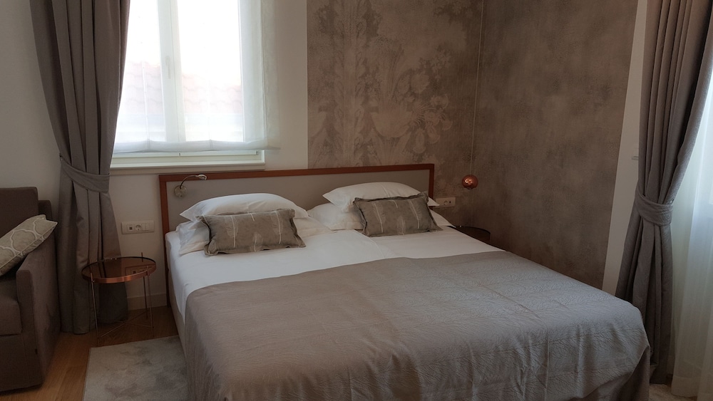Deluxe Double or Twin Room photo 2