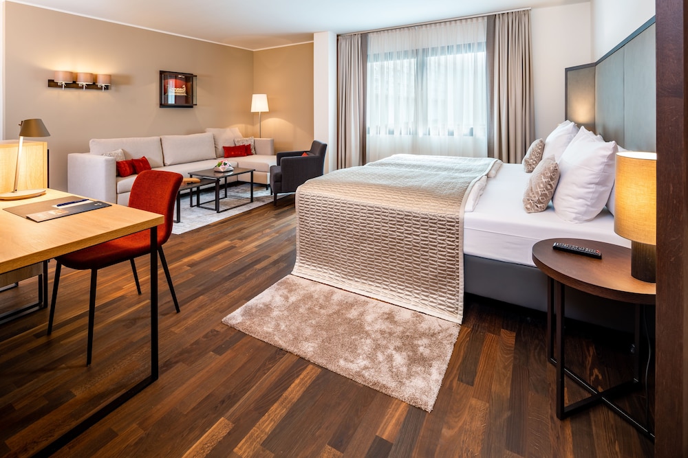 Suite (2-Room) photo 1