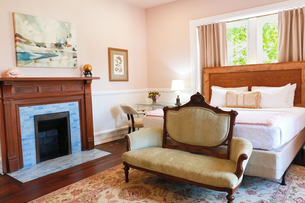 Camel City King Room