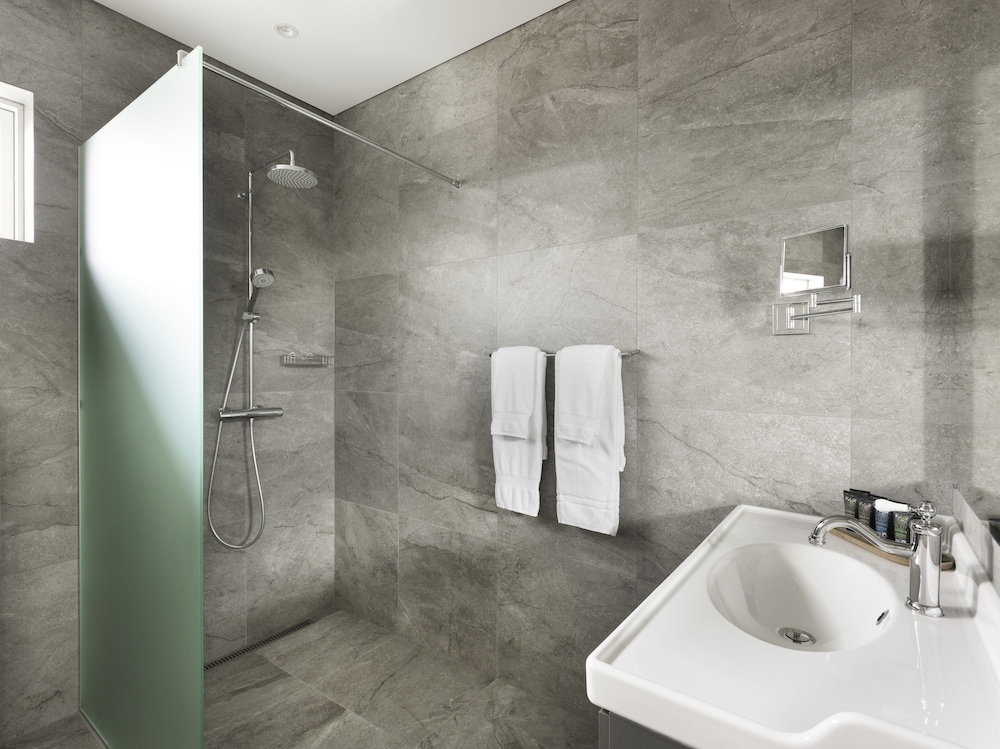 Deluxe Double Room with Hot Tub Access - Photo 9