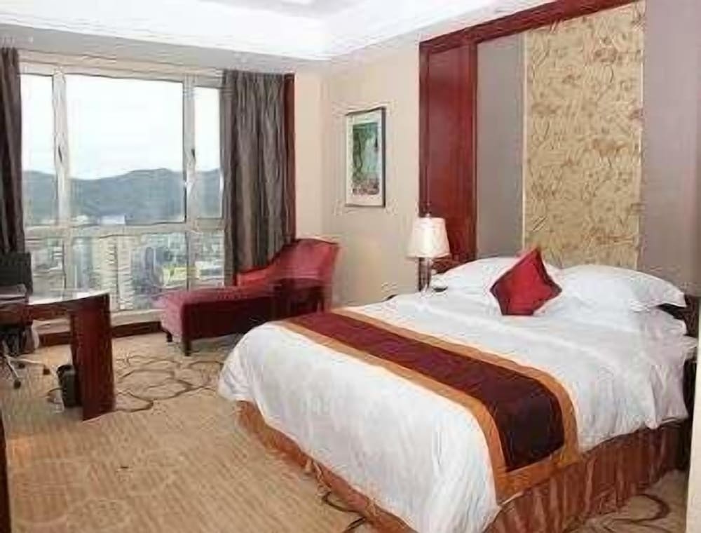 Suite, 1 King Bed (Fashion Suite) photo 1