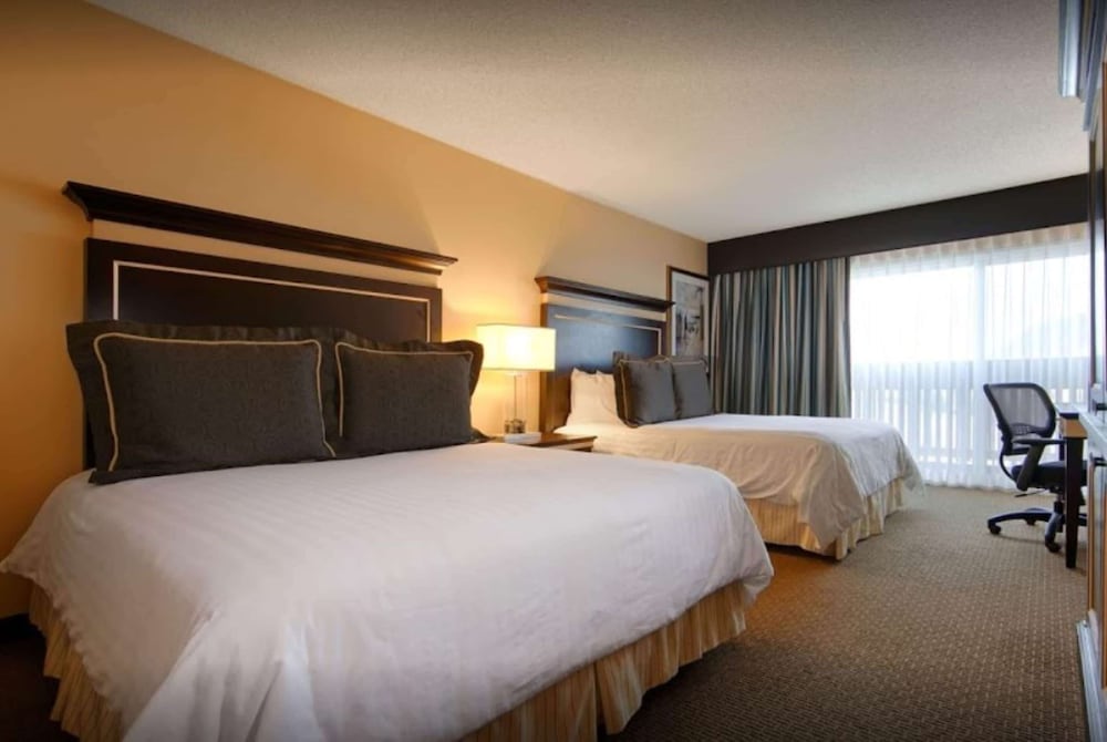 Junior Studio Suite, 2 Queen Beds, Non Smoking (Skyline View) - Photo 1