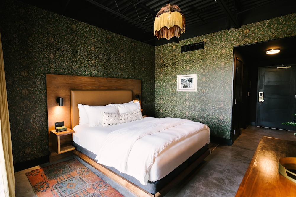 Deluxe Room, 1 King Bed, Non Smoking (Medium Plus)