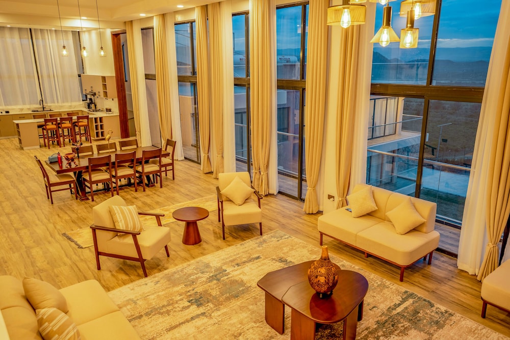 Luxury Apartment, 4 Bedrooms, Balcony, Lake View photo 1