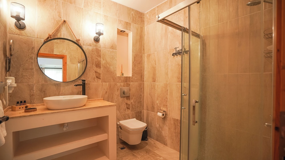 Basic Triple Room photo 3