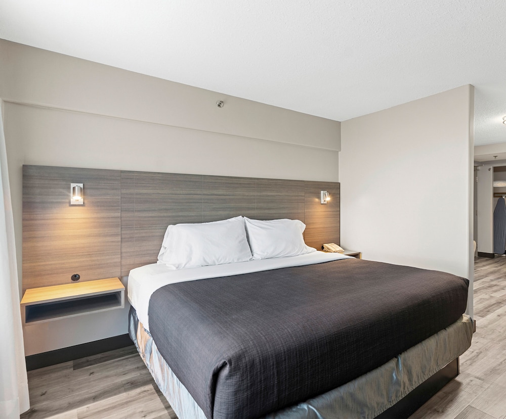 Suite, 1 King Bed, Non Smoking, Kitchenette - Photo 2