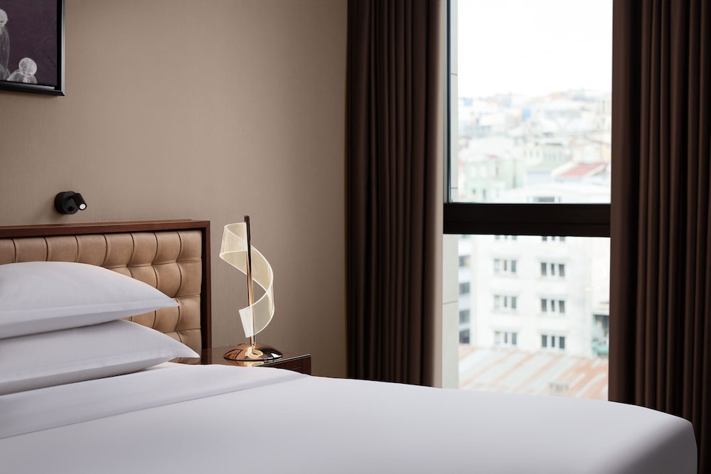 Deluxe Room, 1 King Bed thumbnail 6