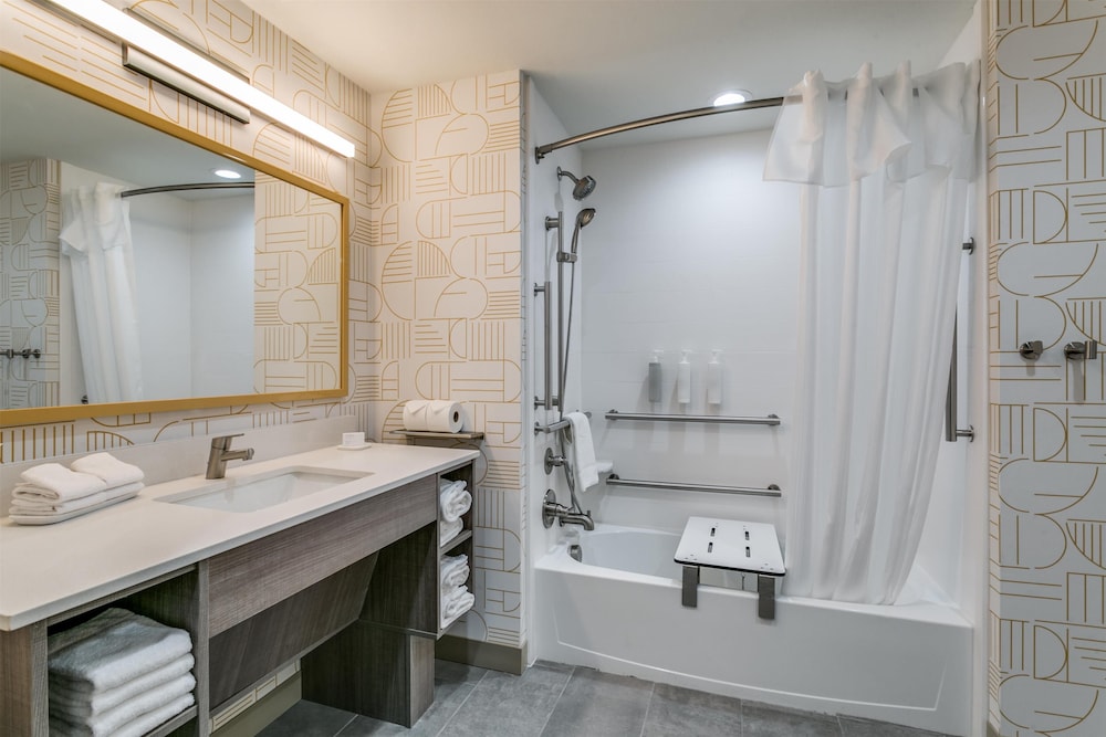 Studio Suite, 1 King Bed, Accessible, Bathtub photo 3