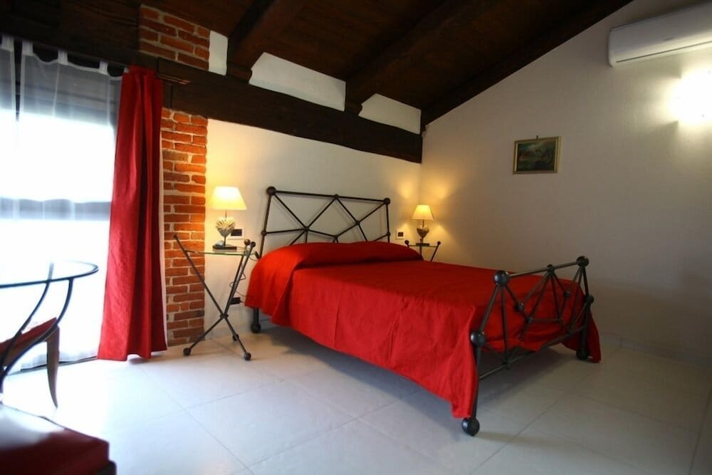Single Room, Mountain View