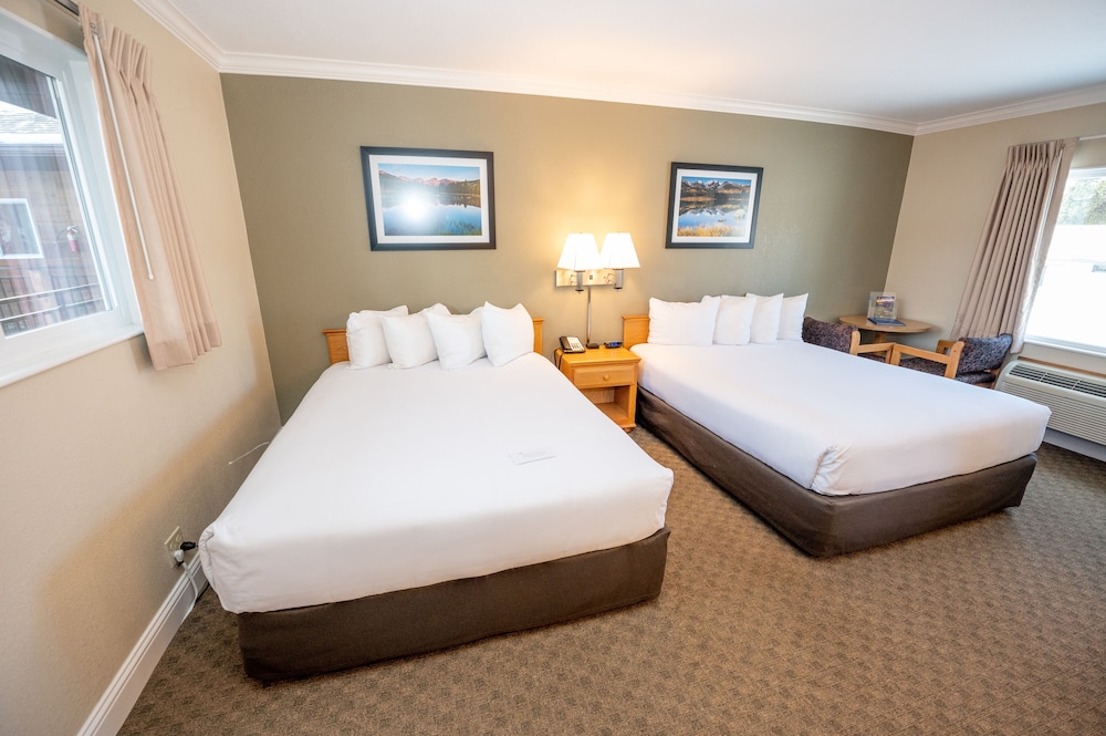 Comfort Room, 2 Queen Beds, Refrigerator & Microwave, Mountain View photo 2