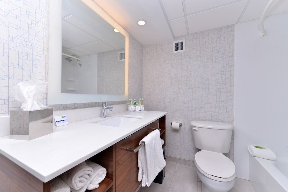 Suite, 1 Bedroom - Photo 8