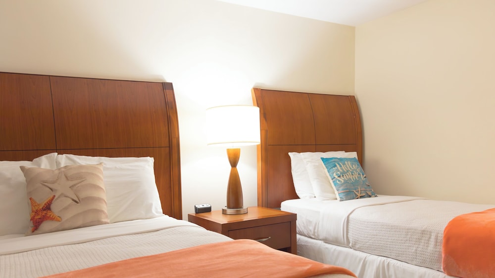 Standard Room (Multiple Beds - 1 Full and 1 Twin) photo 1