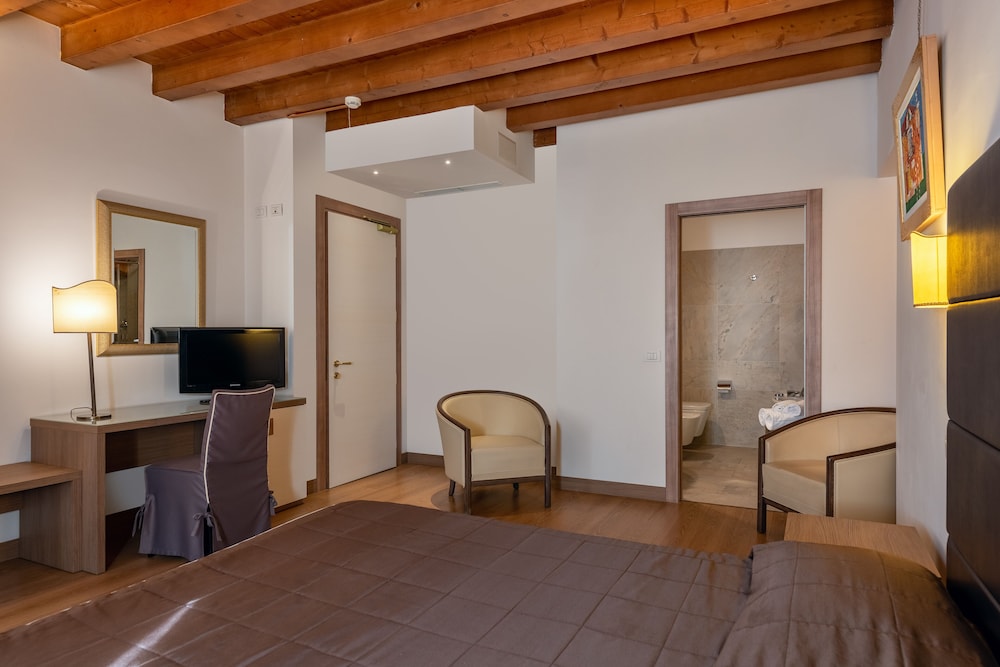 Comfort Suite, 1 Queen Bed - Photo 15
