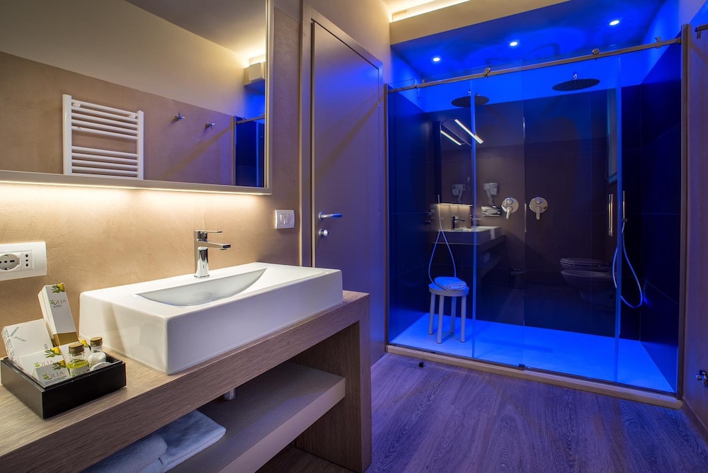 Luxury Suite - Photo 8