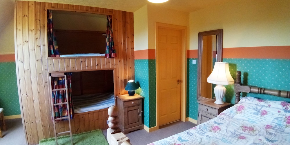 Family Room, Private Bathroom photo 2