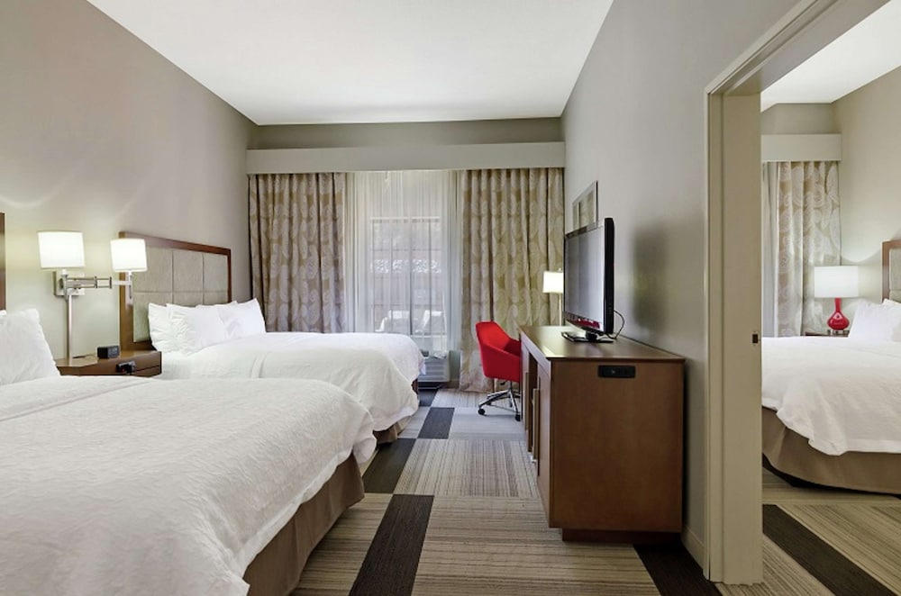 King Bed and Two Queen Bed Room, Refrigerator and Microwave photo 1