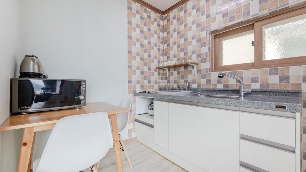 Basic Room, 1 Bedroom (B102) - Photo 3