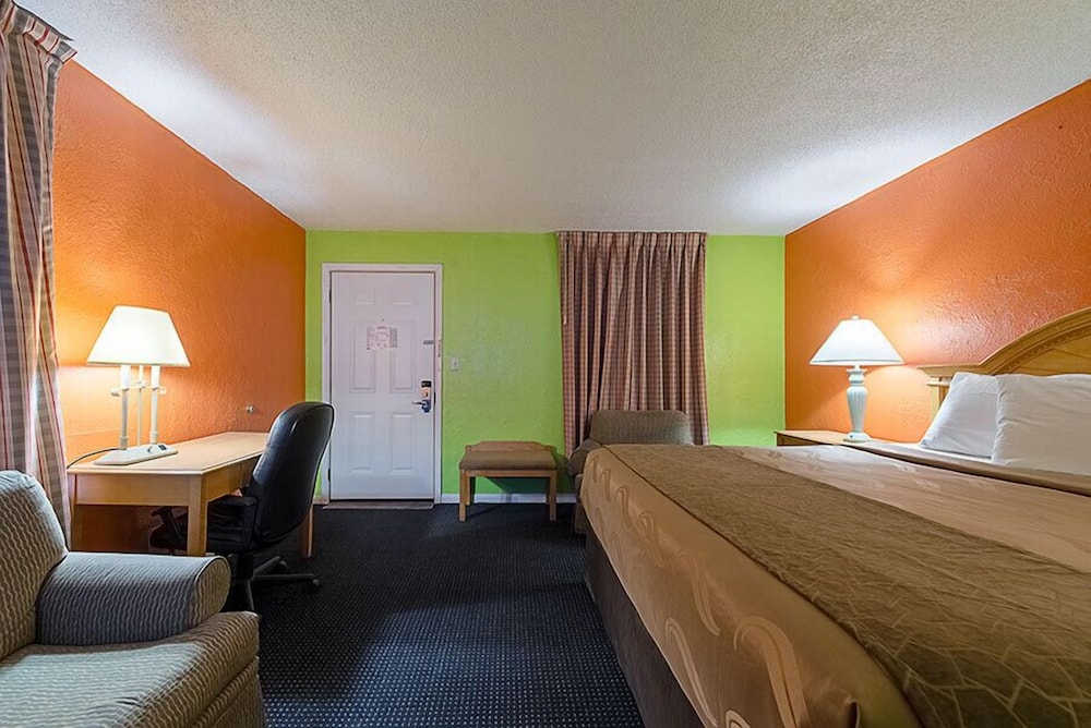 Standard Room, 1 Queen Bed, Non Smoking photo 1