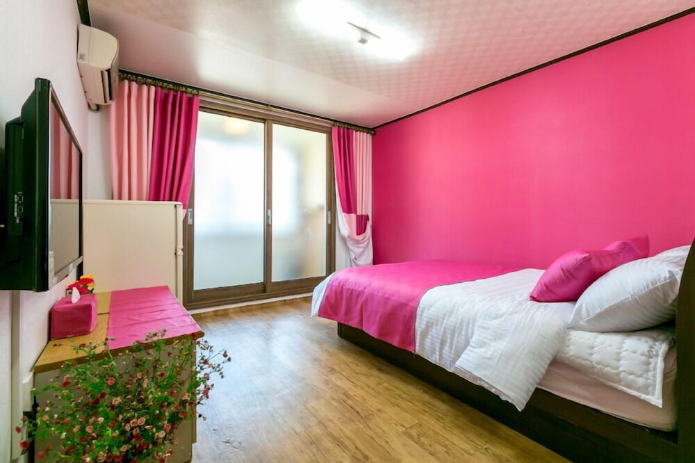Room (102)