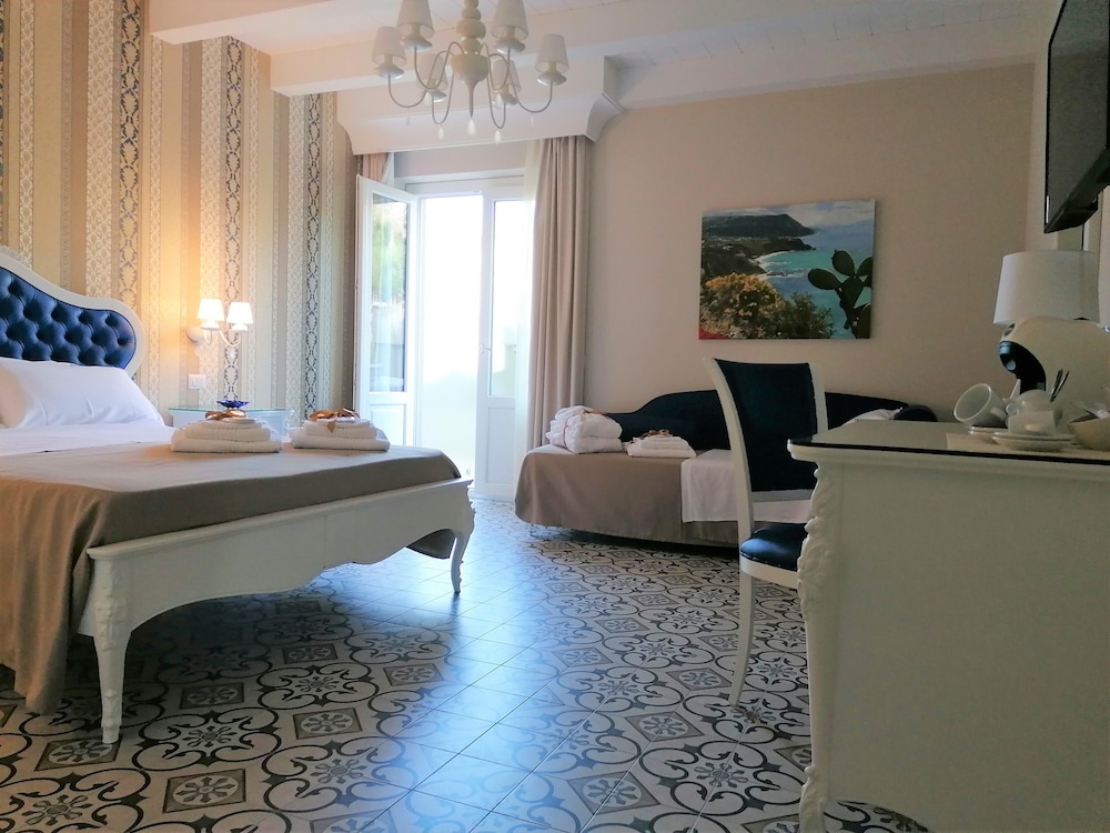 Deluxe Triple Room photo 2