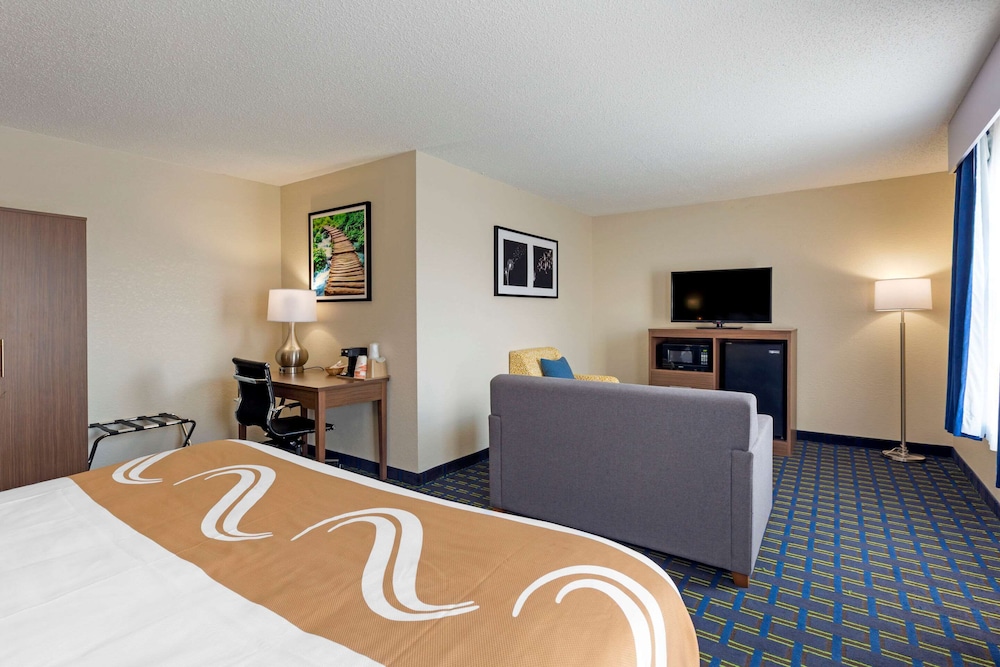 Standard Room, 1 King Bed, Non Smoking - Photo 3