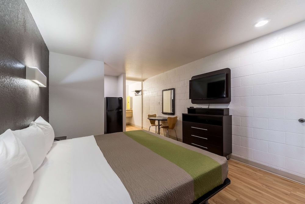 Deluxe Room, 1 King Bed, Non Smoking, Kitchenette - Photo 4